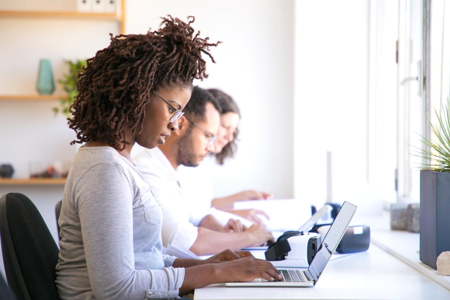 Entspannte Arbeitsatmosphäre mit konzentrierter Person bei der Stressbewältigung