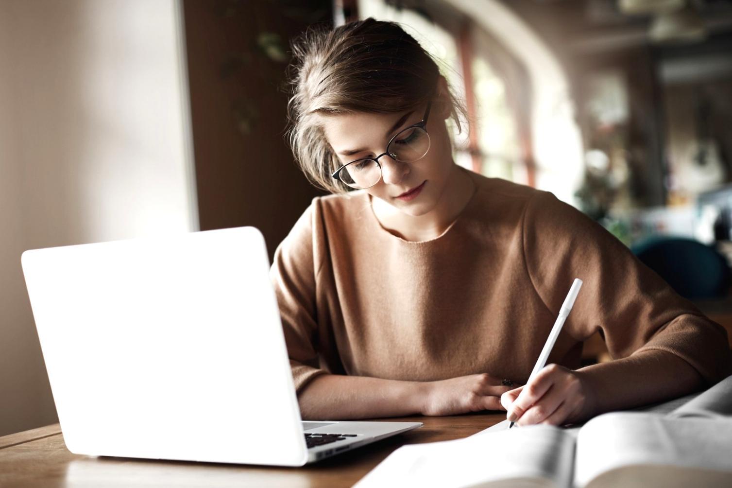 Ruhiger Arbeitsplatz mit natürlichem Licht